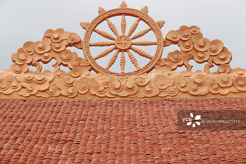 越南富国岛觉和郭寺屋顶上的法轮图片素材