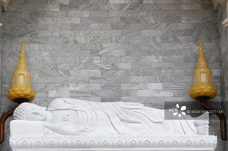 竹林禅寺卧佛像，佛陀在讲法45年后进入涅槃，大叻，越南图片素材