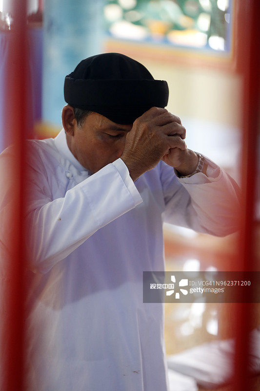 高台寺祈祷的信徒，富国岛，越南图片素材