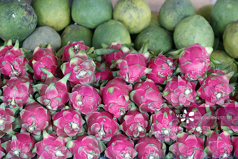 越南富国岛阳东镇的早市：热带水果和火龙果图片素材