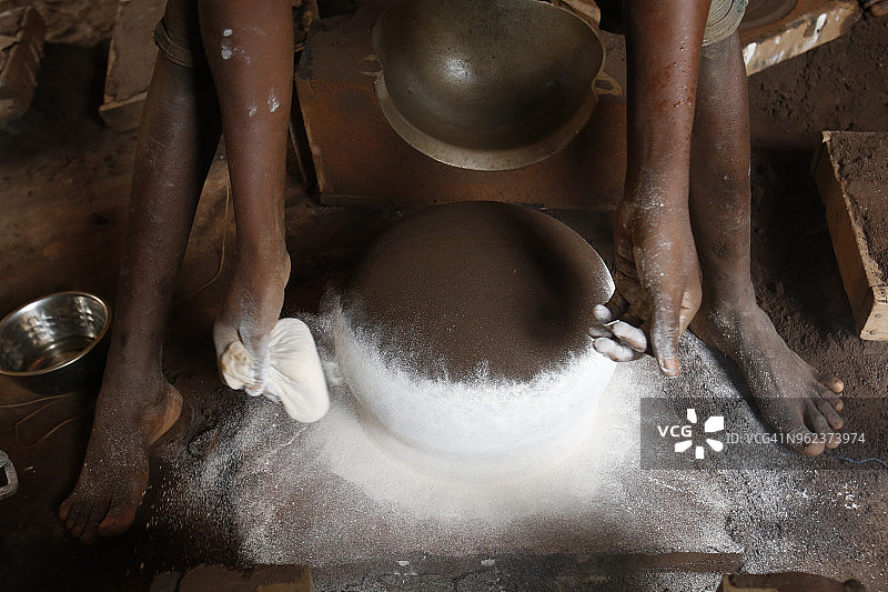 贝宁博希孔的铁匠铺，童工图片素材