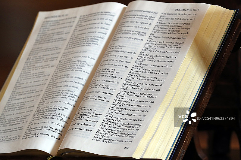 祭坛上打开的圣经。法国斯特拉斯堡。图片素材