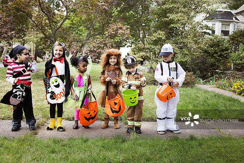 万圣节儿童装扮要糖果图片素材