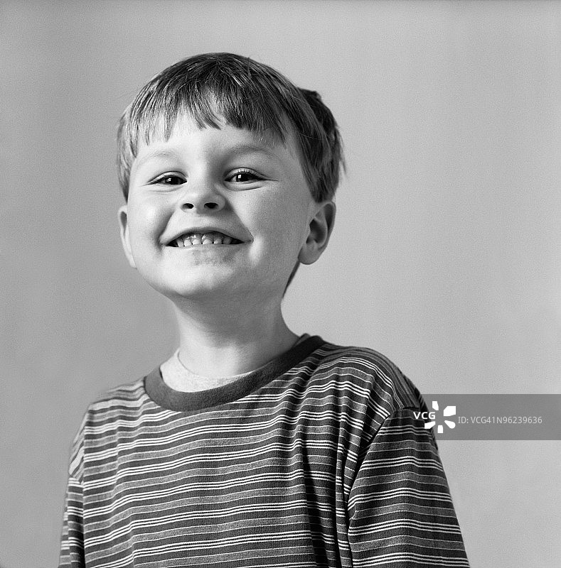 微笑的男孩图片素材