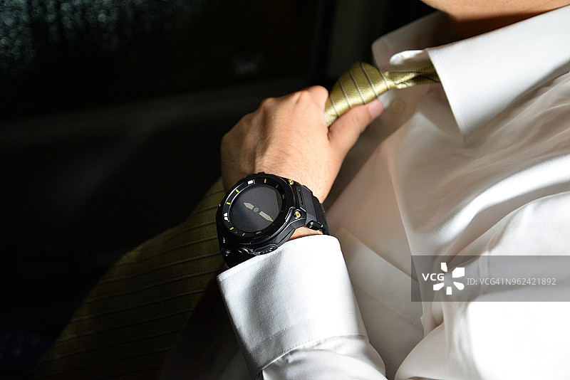 戴智能手表的商人图片素材