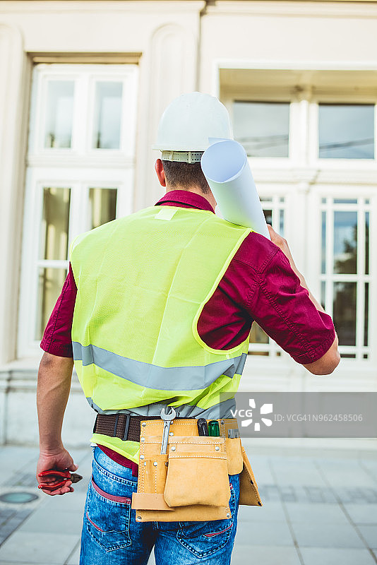 年轻英俊的建筑师准备在一个阳光明媚的日子工作。图片素材