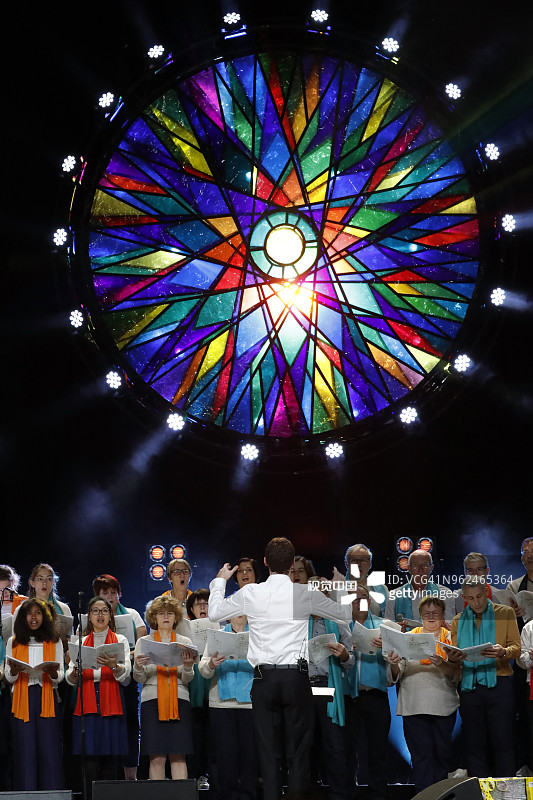 斯特拉斯堡天顶的基督教庆祝活动。指挥在舞台上指挥女子合唱团。法国斯特拉斯堡图片素材