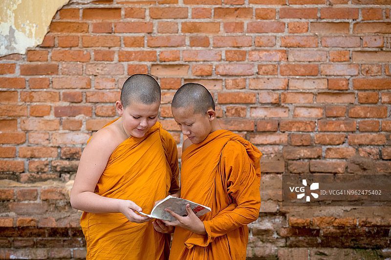 小沙弥和朋友们一起读书图片素材