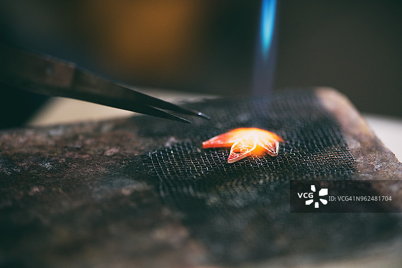 手持焊枪焊接银器的女人图片素材