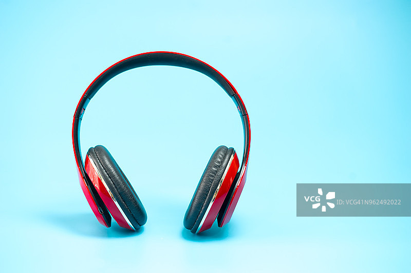 蓝色背景上的耳机图片素材