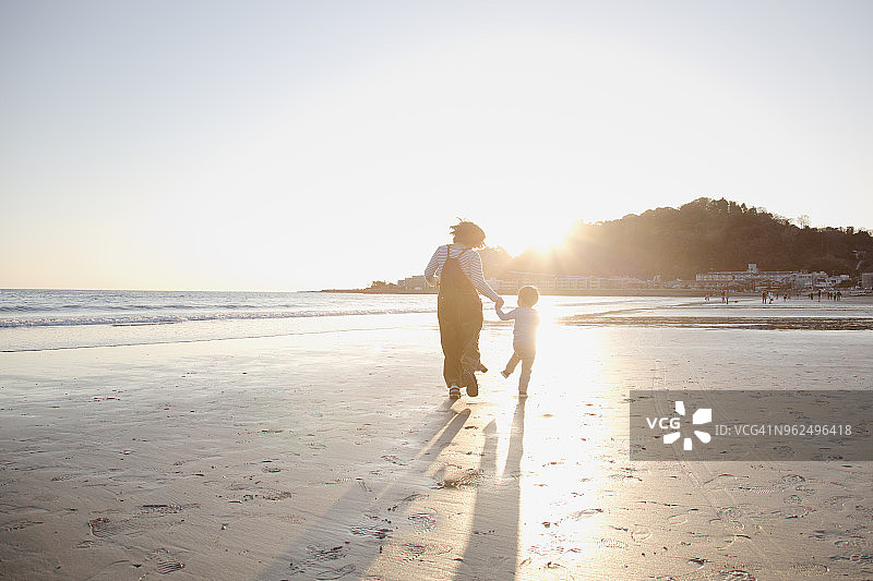 母子在海滩上奔跑图片素材