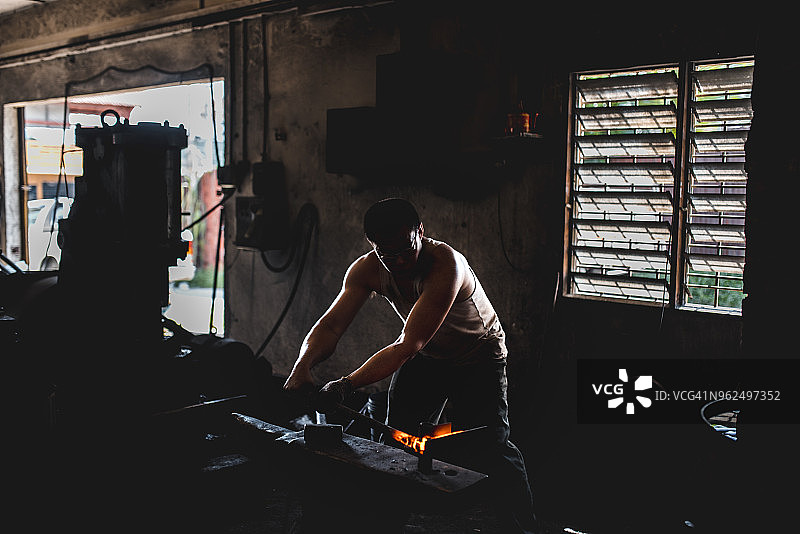 铁匠在他的金属工作室锻造金属图片素材