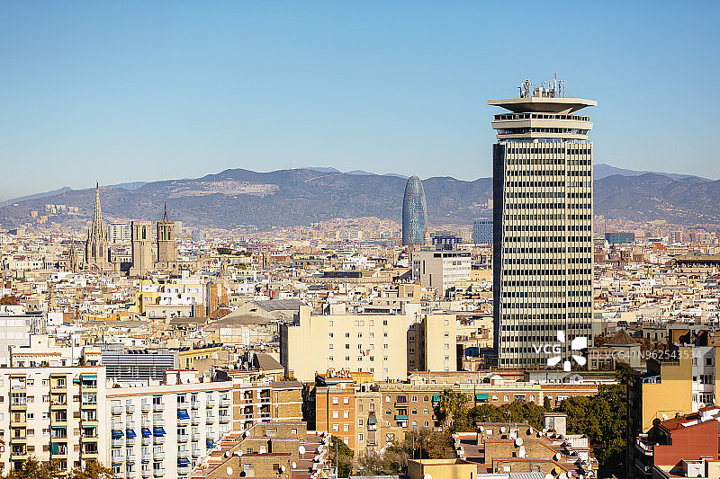 晴朗蓝天下巴塞罗那城市天际线鸟瞰图图片素材