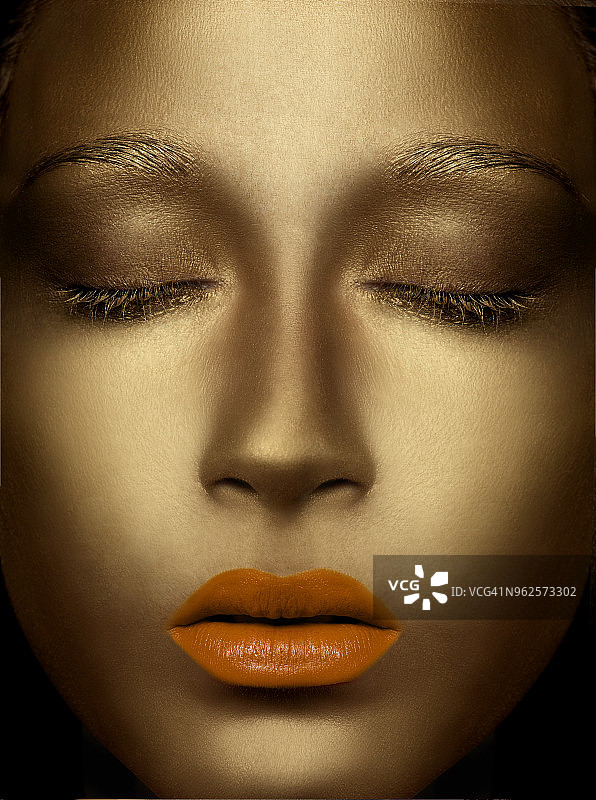 金色金属质感面部特写与红色嘴唇图片素材