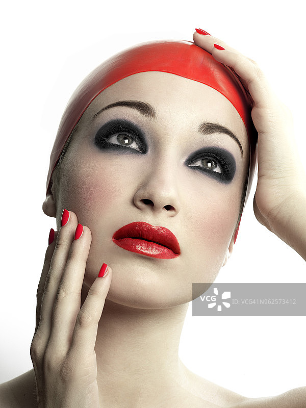 画着黑色眼影、涂着红色口红的美丽女人图片素材