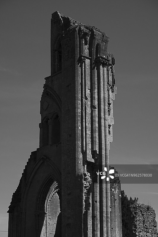 英国萨默塞特郡格拉斯顿伯里修道院遗址的仰视角度图片素材