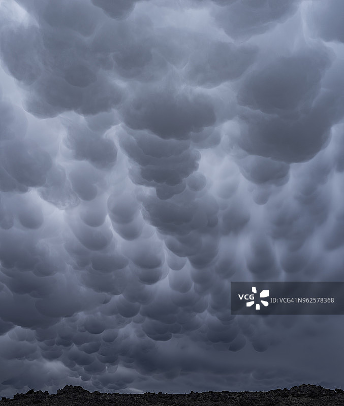 低角度拍摄冰岛天空中的乳状云图片素材