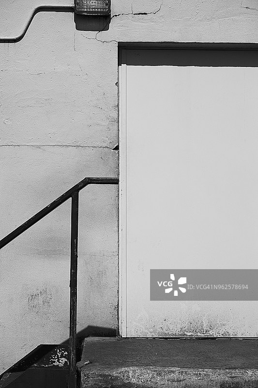 建筑物的封闭门上的栏杆图片素材