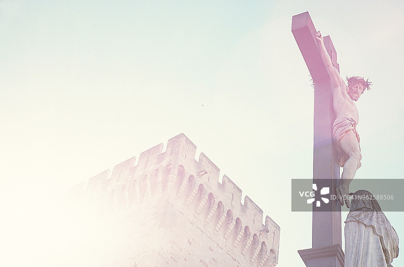 低角度拍摄：法国普罗旺斯阿维尼翁的雕像和大教堂图片素材