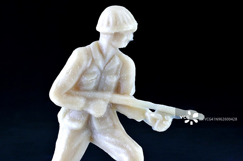 黑色背景上的迷你塑料玩具士兵图片素材