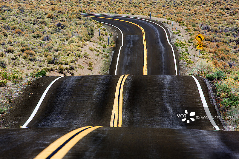 一条新铺设的高速公路。图片素材