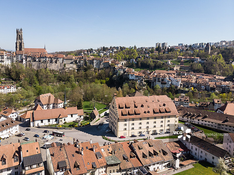 瑞士弗里堡中世纪老城区及其著名大教堂航拍图片素材