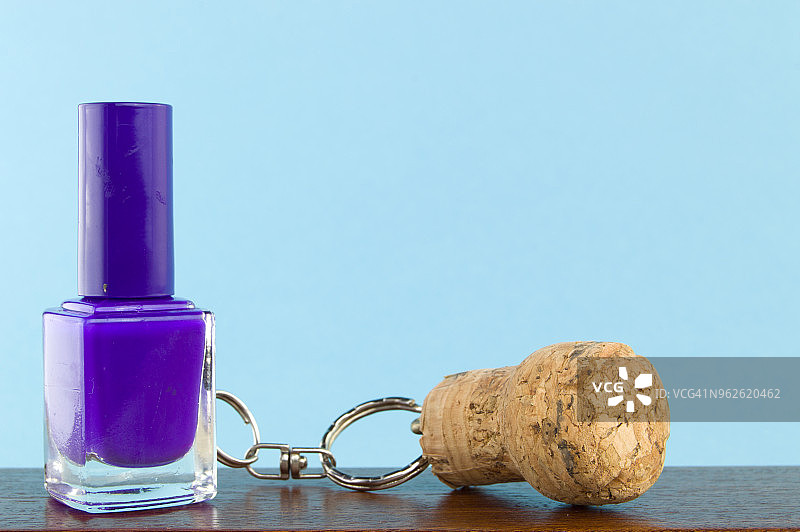 卡瓦软木钥匙圈和紫色指甲油图片素材
