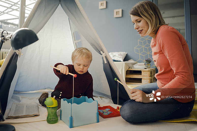 母亲和她的男婴玩耍图片素材