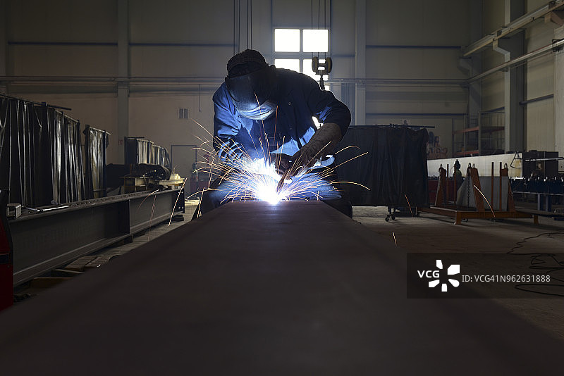 工厂车间里的焊接工人图片素材