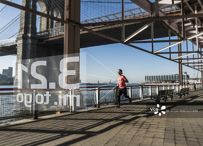 美国纽约市，男子在东河跑步，智能手表显示数据图片素材