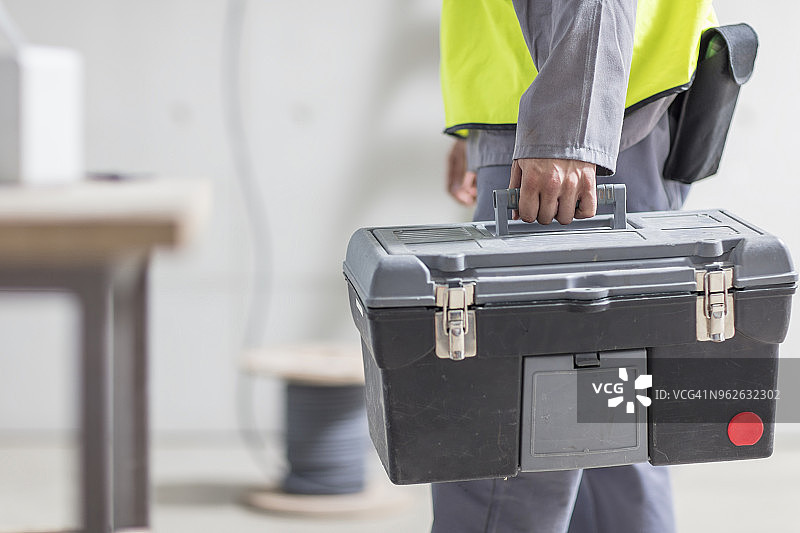 建筑工人携带工具箱的特写图片素材