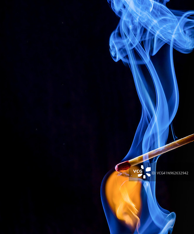 点燃火柴图片素材