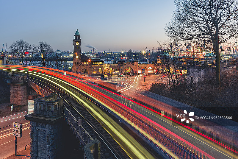 德国汉堡圣保利码头列车光轨图片素材
