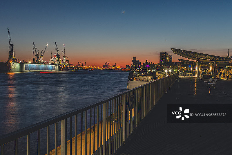 德国汉堡圣保利登陆码头：易北河及新月下的码头图片素材