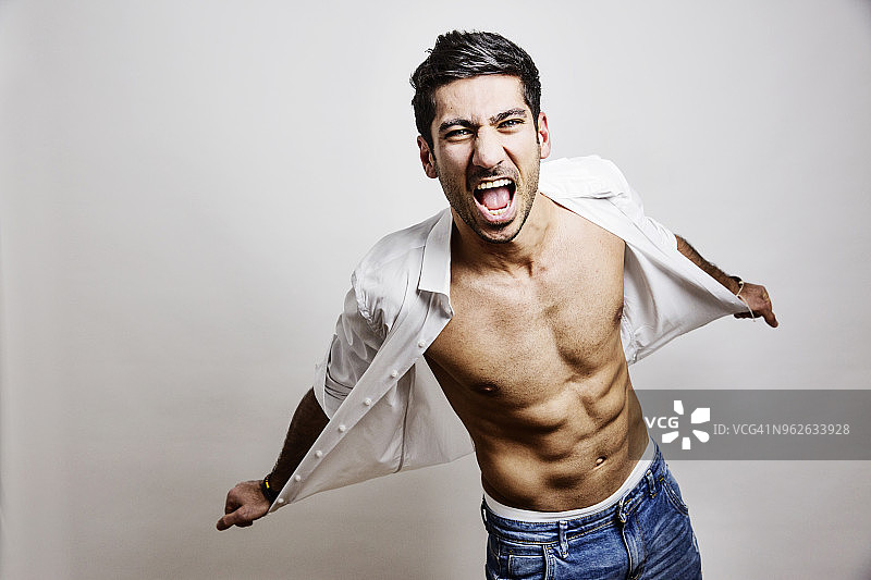 尖叫的年轻男人的肖像照图片素材