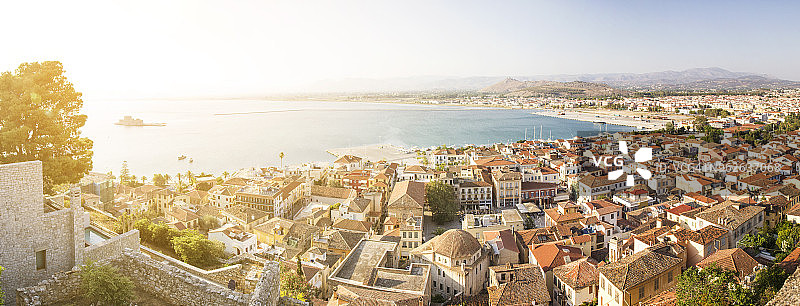 希腊伯罗奔尼撒：纳夫普利亚老城区和布尔齐城堡景观图片素材