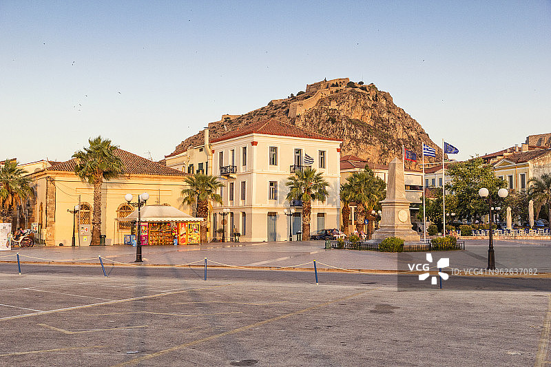 希腊伯罗奔尼撒纳夫普利奥古镇与帕拉米迪要塞晚霞图片素材