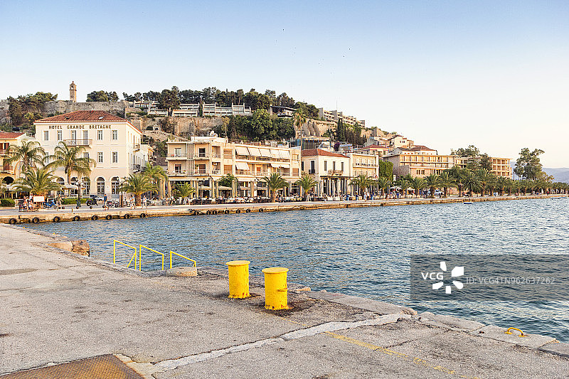 希腊伯罗奔尼撒阿尔戈利斯纳夫普利亚，远眺阿克罗纳夫普利亚城堡图片素材