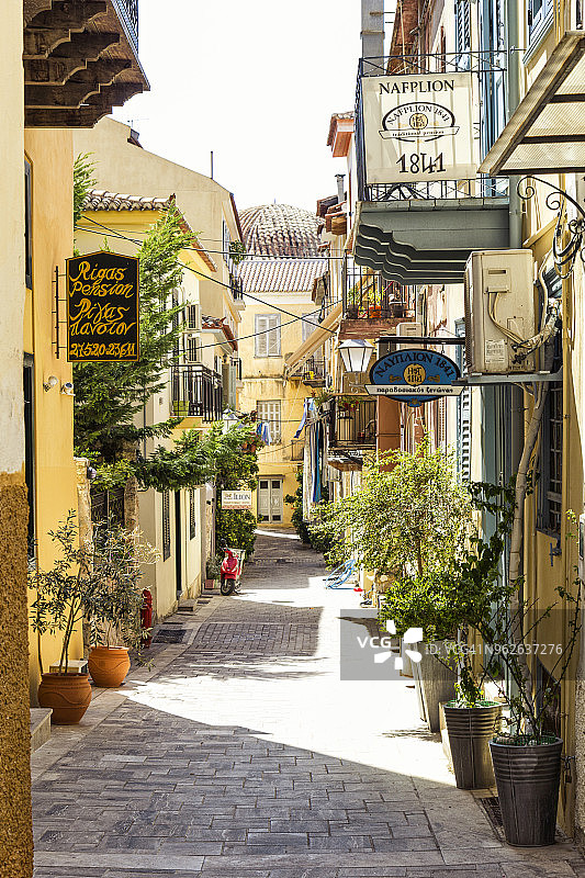 希腊伯罗奔尼撒阿尔戈利斯纳夫普利亚古镇小巷图片素材