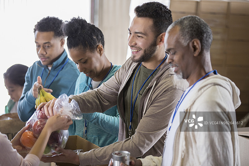 年轻人整理食物银行捐赠品图片素材