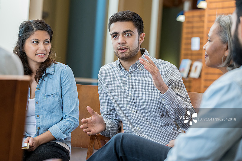 理疗师主持互助小组图片素材