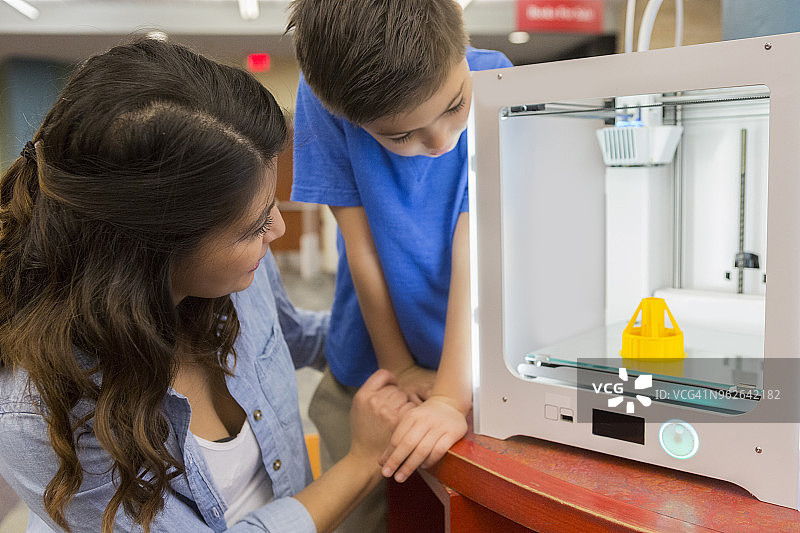 妈妈和儿子使用3D打印机图片素材