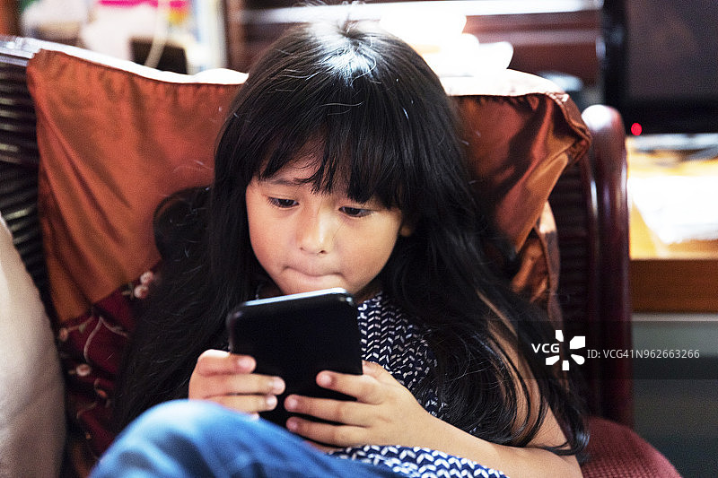 使用智能手机的年轻女孩图片素材