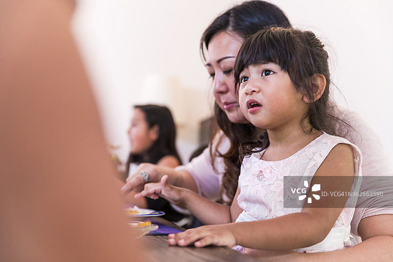 可爱的女婴试图引起父亲的注意图片素材