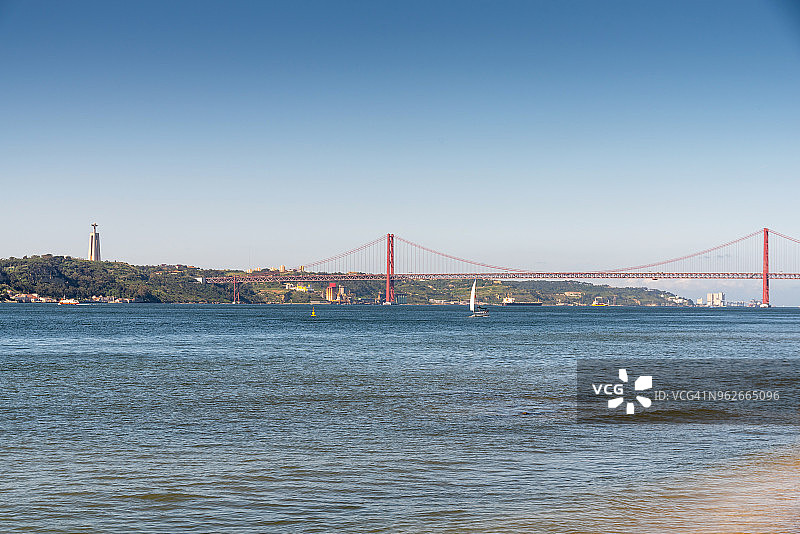 葡萄牙里斯本4月25日大桥图片素材