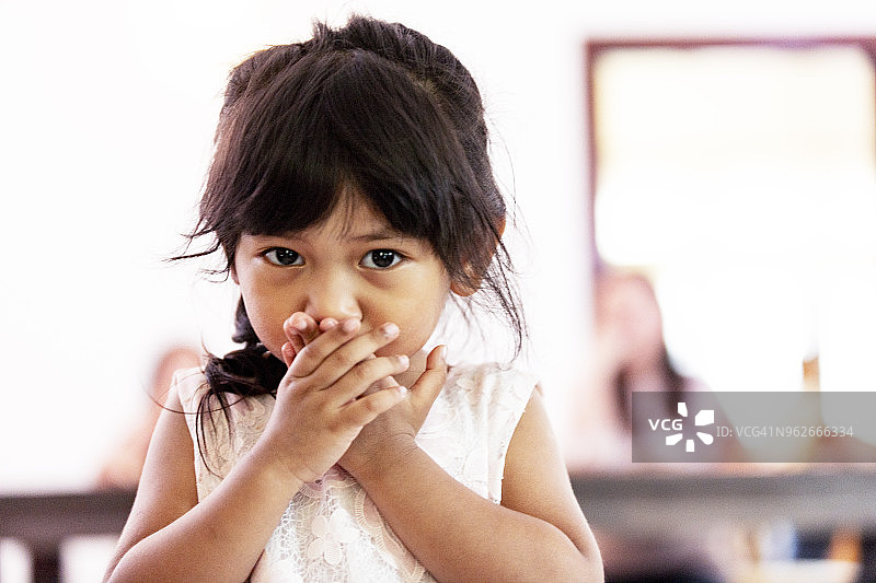 害羞的女婴看着镜头图片素材