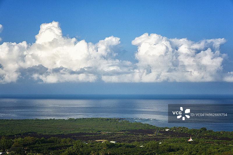 夏威夷凯阿拉凯夸海湾上空的积雨云图片素材