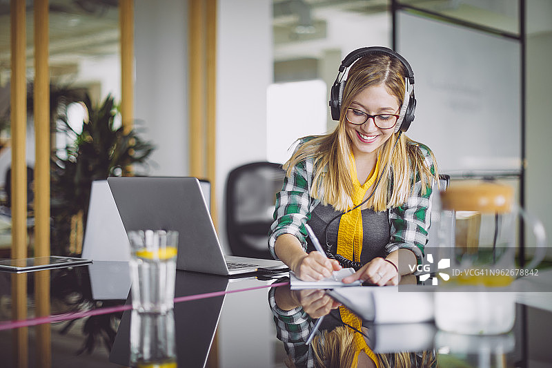 一个年轻女商人的肖像图片素材