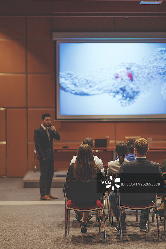 科学会议上的公众演讲者图片素材