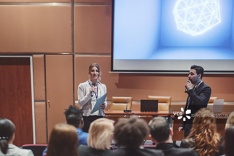 科学会议上的公众演讲者图片素材